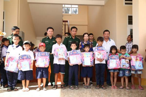 Bộ đội biên phòng Đồng Tháp tặng 150 phần quà cho học sinh nghèo vùng biên giới 2