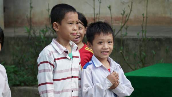 Sinh viên ĐH Vinh tặng quà Trung thu cho học sinh nghèo 4