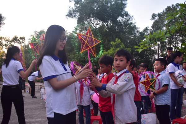 Sinh viên ĐH Vinh tặng quà Trung thu cho học sinh nghèo 5