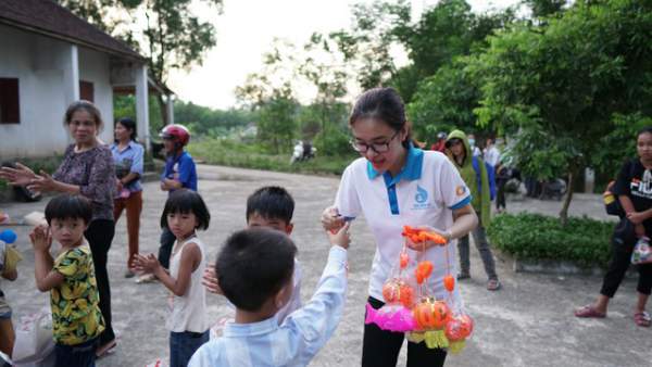 Sinh viên ĐH Vinh tặng quà Trung thu cho học sinh nghèo 6