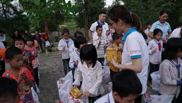 Sinh viên ĐH Vinh tặng quà Trung thu cho học sinh nghèo 7