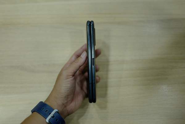 Cận cảnh smartphone màn hình gập Galaxy Fold đầu tiên về Việt Nam 5