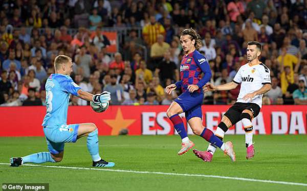 Barcelona 5-2 Valencia: Cú đúp của Luis Suarez 9