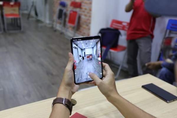 Cận cảnh smartphone màn hình gập Galaxy Fold đầu tiên về Việt Nam 3