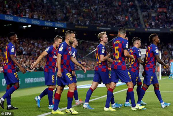 Barcelona 5-2 Valencia: Cú đúp của Luis Suarez 10