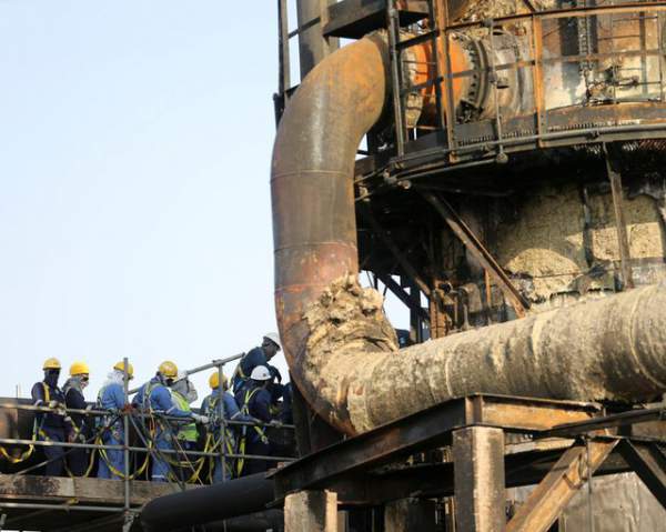 Nhà máy dầu Ả rập Xê út chi chít vết tích hỏa lực sau vụ tấn công chấn động 11