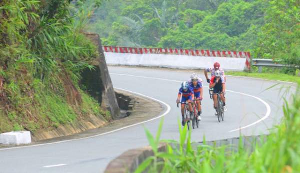 VĐV xe đạp 73 tuổi người Thái Lan gặp tai nạn ở đường đua mạo hiểm Coupe de Huế 1