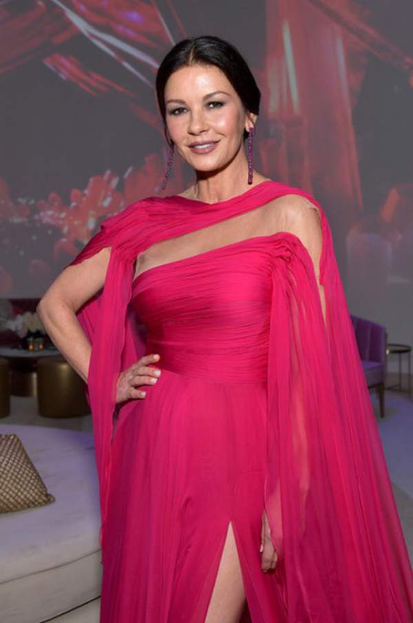 Catherine Zeta-Jones rực rỡ váy hồng bên chồng U80 6