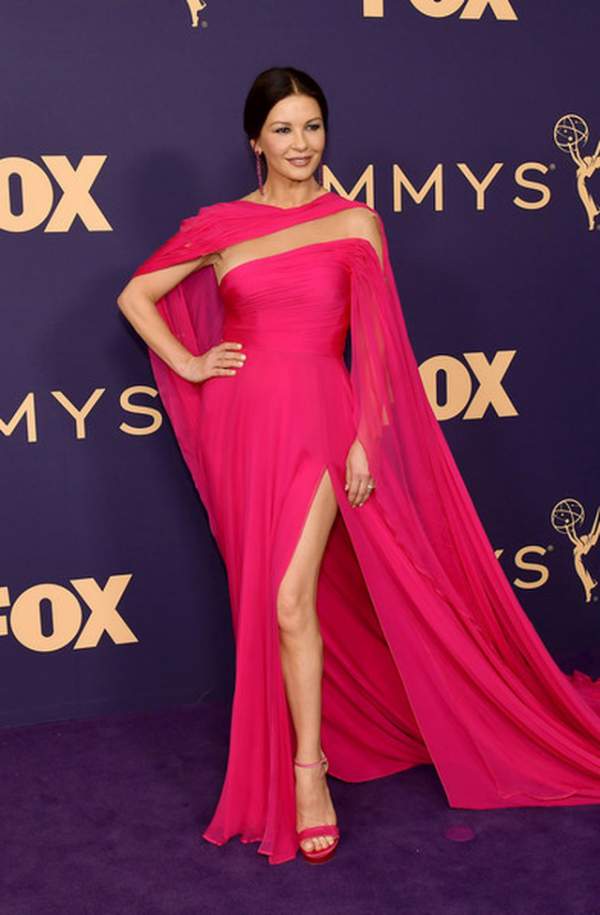Catherine Zeta-Jones rực rỡ váy hồng bên chồng U80 3