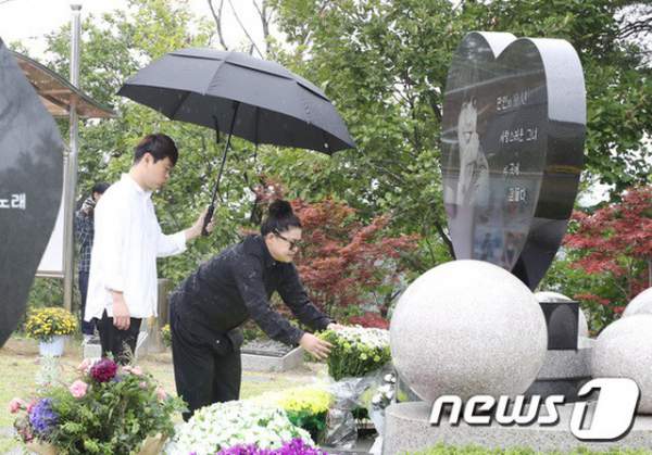 Mẹ và bạn thân viếng mộ Choi Jin Shil trong lần giỗ thứ 11 4