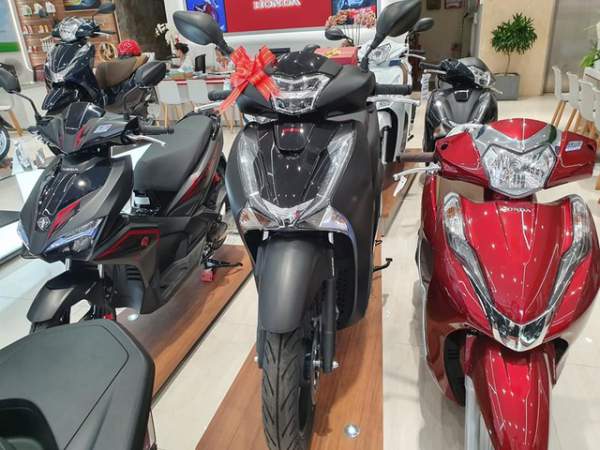 Giá Honda SH đắt khách tăng mạnh, Yamaha ế ẩm hạ giá chênh 3