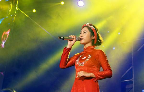 Hoa hậu Lương Thùy Linh cùng dàn sao "tiếp lửa" tân sinh viên ĐH Ngoại thương 7