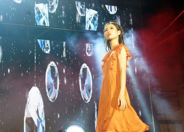 Hoa hậu Lương Thùy Linh cùng dàn sao "tiếp lửa" tân sinh viên ĐH Ngoại thương 10