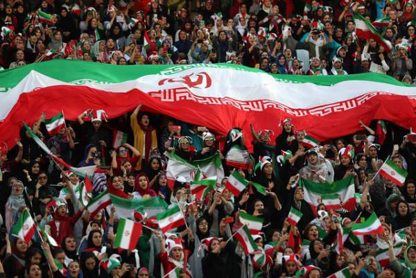 Những "bóng hồng" Iran khoe sắc trên khán đài trong ngày lịch sử 2