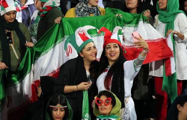 Những "bóng hồng" Iran khoe sắc trên khán đài trong ngày lịch sử 6