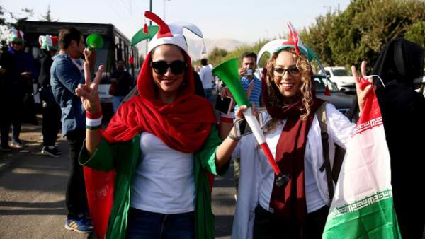 Những "bóng hồng" Iran khoe sắc trên khán đài trong ngày lịch sử 7