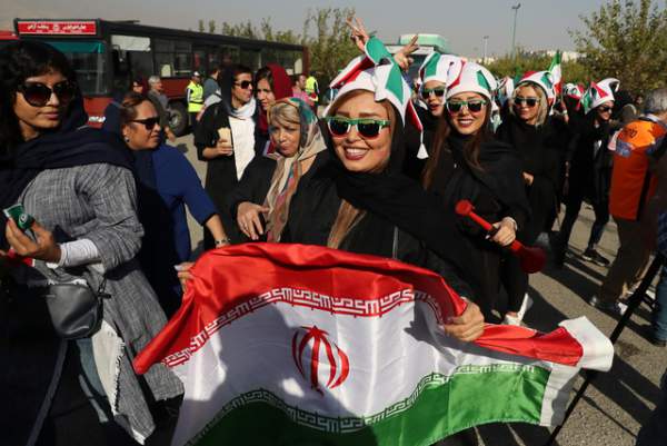 Những "bóng hồng" Iran khoe sắc trên khán đài trong ngày lịch sử 8