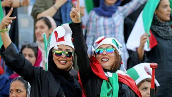 Những "bóng hồng" Iran khoe sắc trên khán đài trong ngày lịch sử 5