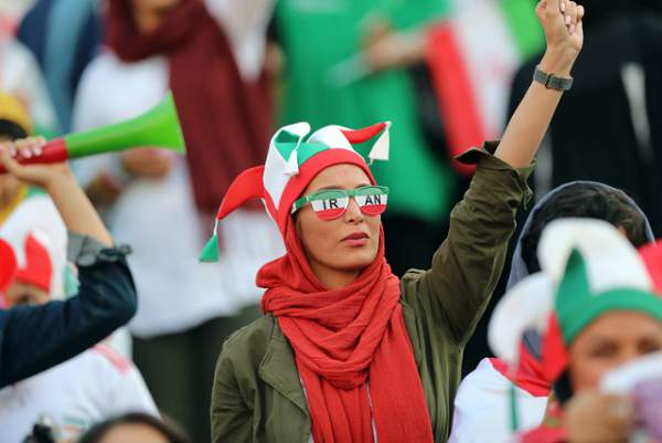 Những "bóng hồng" Iran khoe sắc trên khán đài trong ngày lịch sử 9