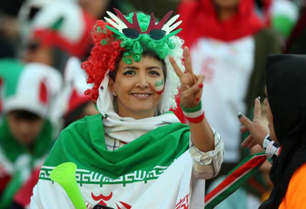 Những "bóng hồng" Iran khoe sắc trên khán đài trong ngày lịch sử 10