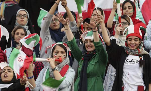 Những "bóng hồng" Iran khoe sắc trên khán đài trong ngày lịch sử 4