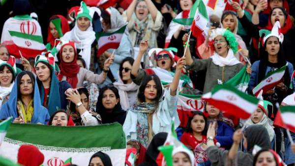 Những "bóng hồng" Iran khoe sắc trên khán đài trong ngày lịch sử 3