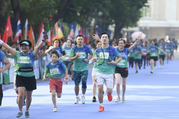Tự Long, Thành Trung hào hứng thi chạy ở Hồ Gươm 6
