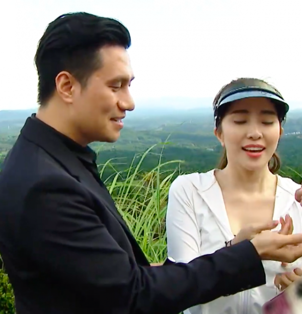 Việt Anh ôm Quỳnh Nga thân mật trên sóng truyền hình 14