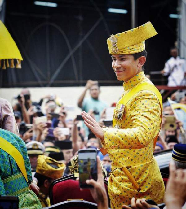 Hoàng tử 9X Brunei gây chú ý tại lễ đăng quang Nhật hoàng Naruhito 9