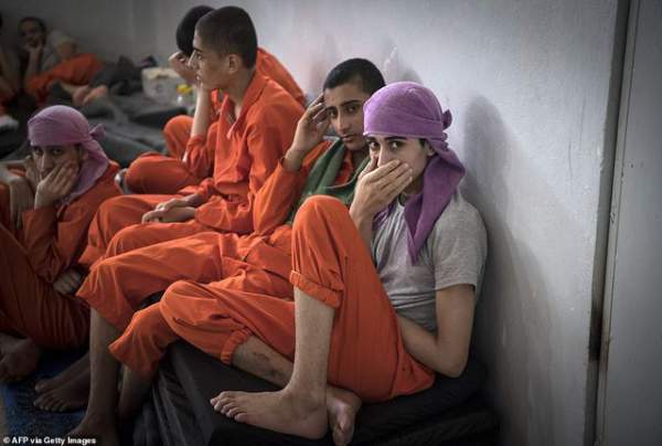 Cảnh tượng chen chúc gây sốc bên trong nhà tù giam giữ phiến quân IS 9
