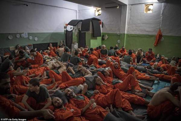 Cảnh tượng chen chúc gây sốc bên trong nhà tù giam giữ phiến quân IS 7