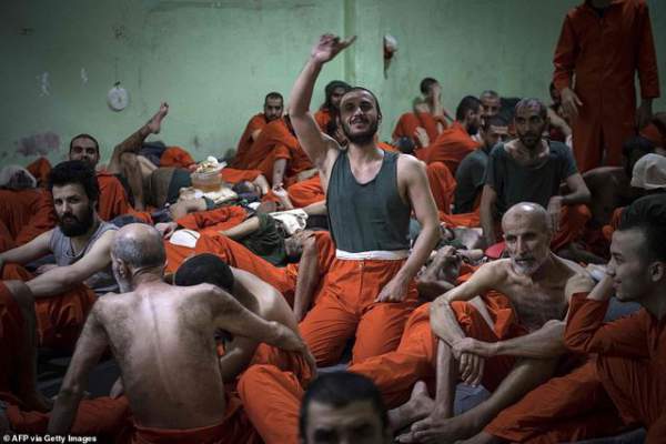 Cảnh tượng chen chúc gây sốc bên trong nhà tù giam giữ phiến quân IS 12