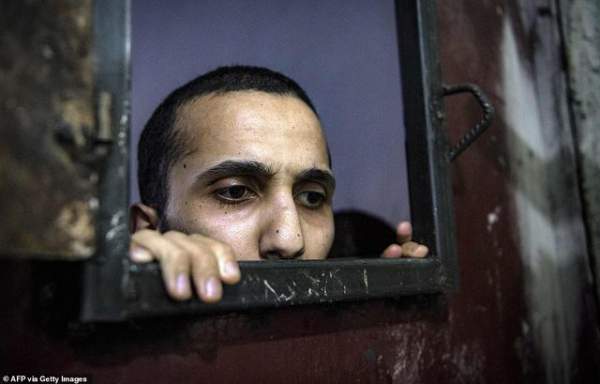 Cảnh tượng chen chúc gây sốc bên trong nhà tù giam giữ phiến quân IS 14