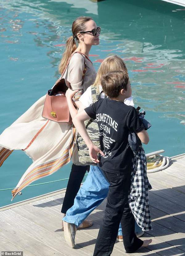 Angelina Jolie giản dị đưa các con đi chơi cuối tuần 2
