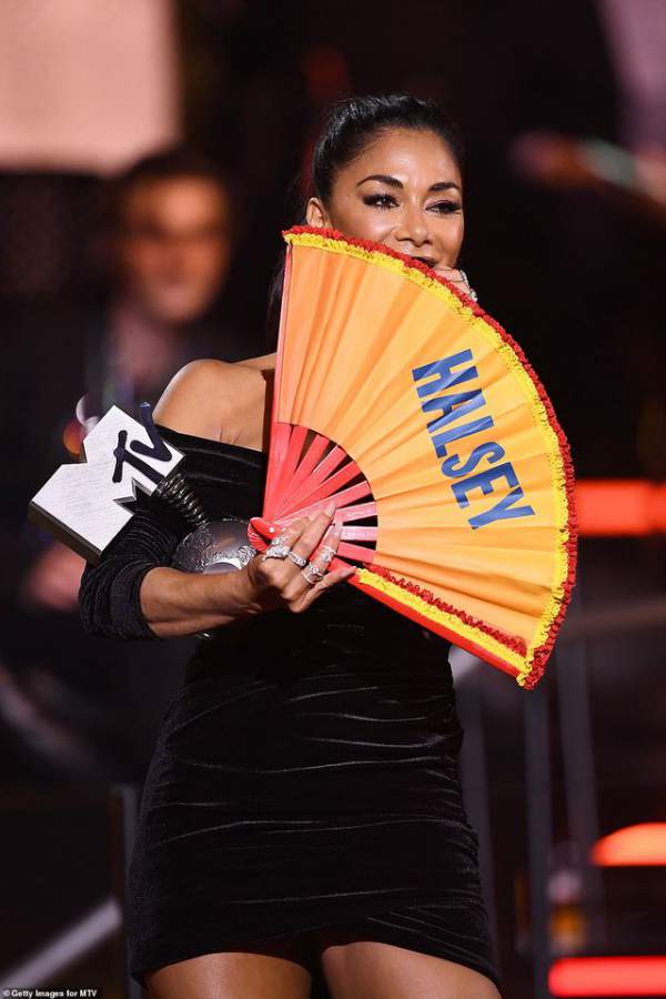 Dua Lipa mặc "sốc" dự lễ trao giải MTV Châu Âu 12