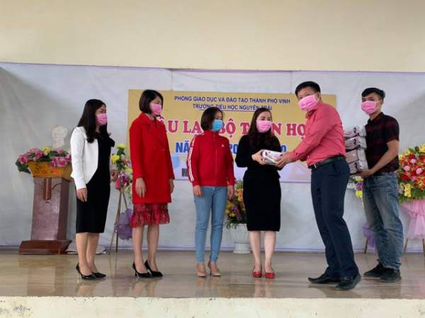 Phát gần 3.000 khẩu trang miễn phí cho học sinh Tiểu học thành Vinh 5