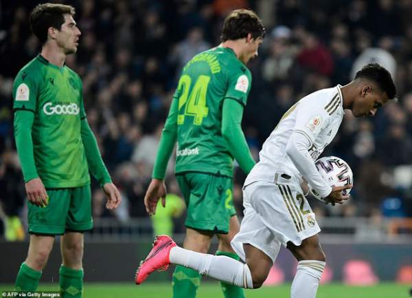 Thua Sociedad trong “cơn mưa bàn thắng”, Real Madrid chia tay Cúp Nhà vua 9