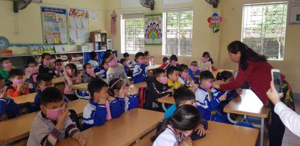 Phát gần 3.000 khẩu trang miễn phí cho học sinh Tiểu học thành Vinh 8