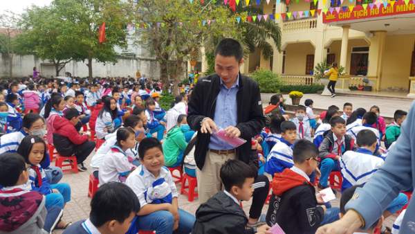 Phát gần 3.000 khẩu trang miễn phí cho học sinh Tiểu học thành Vinh 4