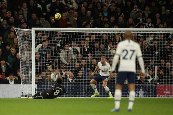 Tottenham 2-0 Man City: Gundogan đá hỏng 11m, Zinchenko nhận thẻ đỏ 6