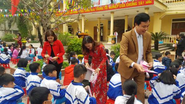 Phát gần 3.000 khẩu trang miễn phí cho học sinh Tiểu học thành Vinh 2