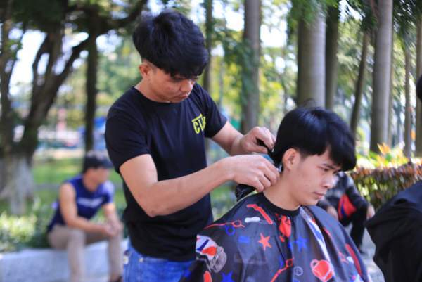 Ấm lòng “tiệm” cắt tóc miễn phí trên vỉa hè ở Đà Nẵng 2