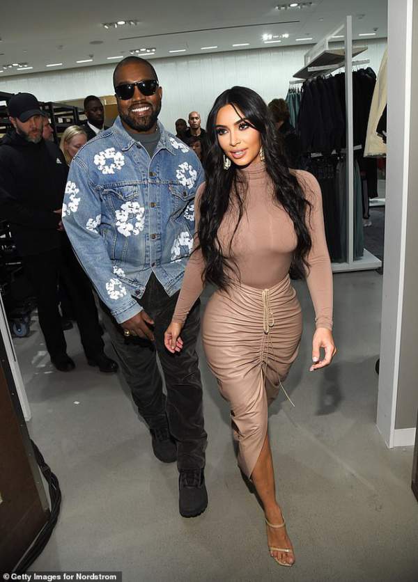 Kim Kardashian tình tứ hôn chồng Kanye West 2