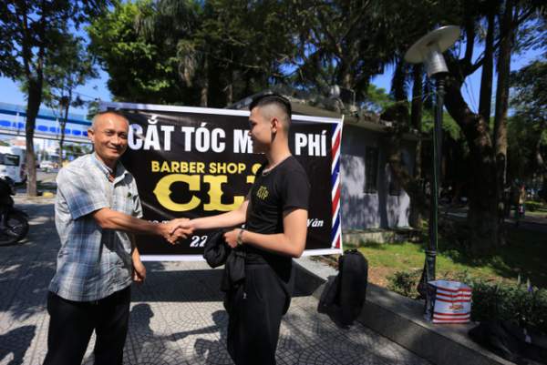 Ấm lòng “tiệm” cắt tóc miễn phí trên vỉa hè ở Đà Nẵng 4