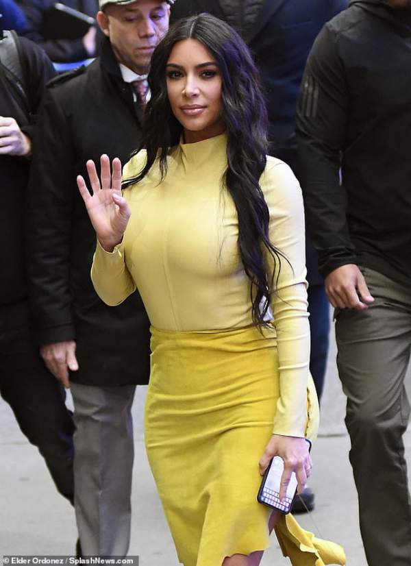 Kim Kardashian tình tứ hôn chồng Kanye West 4