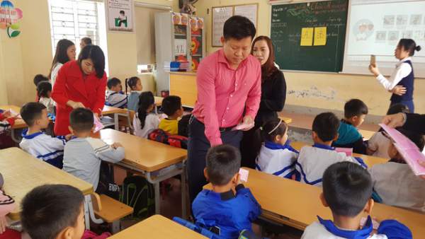 Phát gần 3.000 khẩu trang miễn phí cho học sinh Tiểu học thành Vinh 6