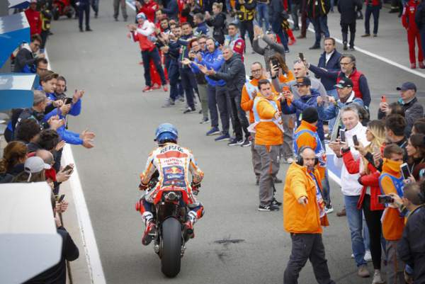 Marquez về nhất chặng, giúp Repsol Honda Team vô địch thế giới 8