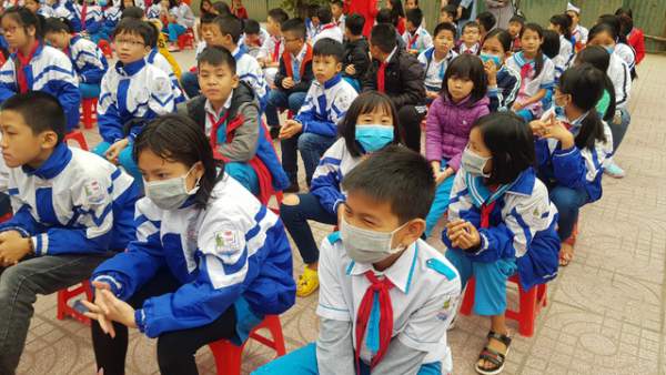Phát gần 3.000 khẩu trang miễn phí cho học sinh Tiểu học thành Vinh 7