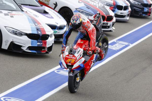 Marquez về nhất chặng, giúp Repsol Honda Team vô địch thế giới 9