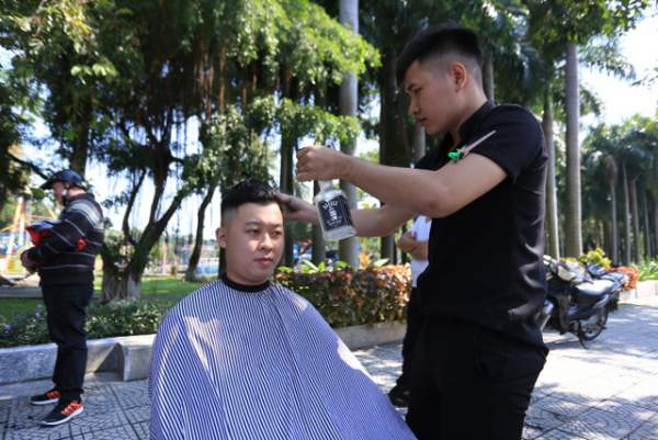 Ấm lòng “tiệm” cắt tóc miễn phí trên vỉa hè ở Đà Nẵng 3